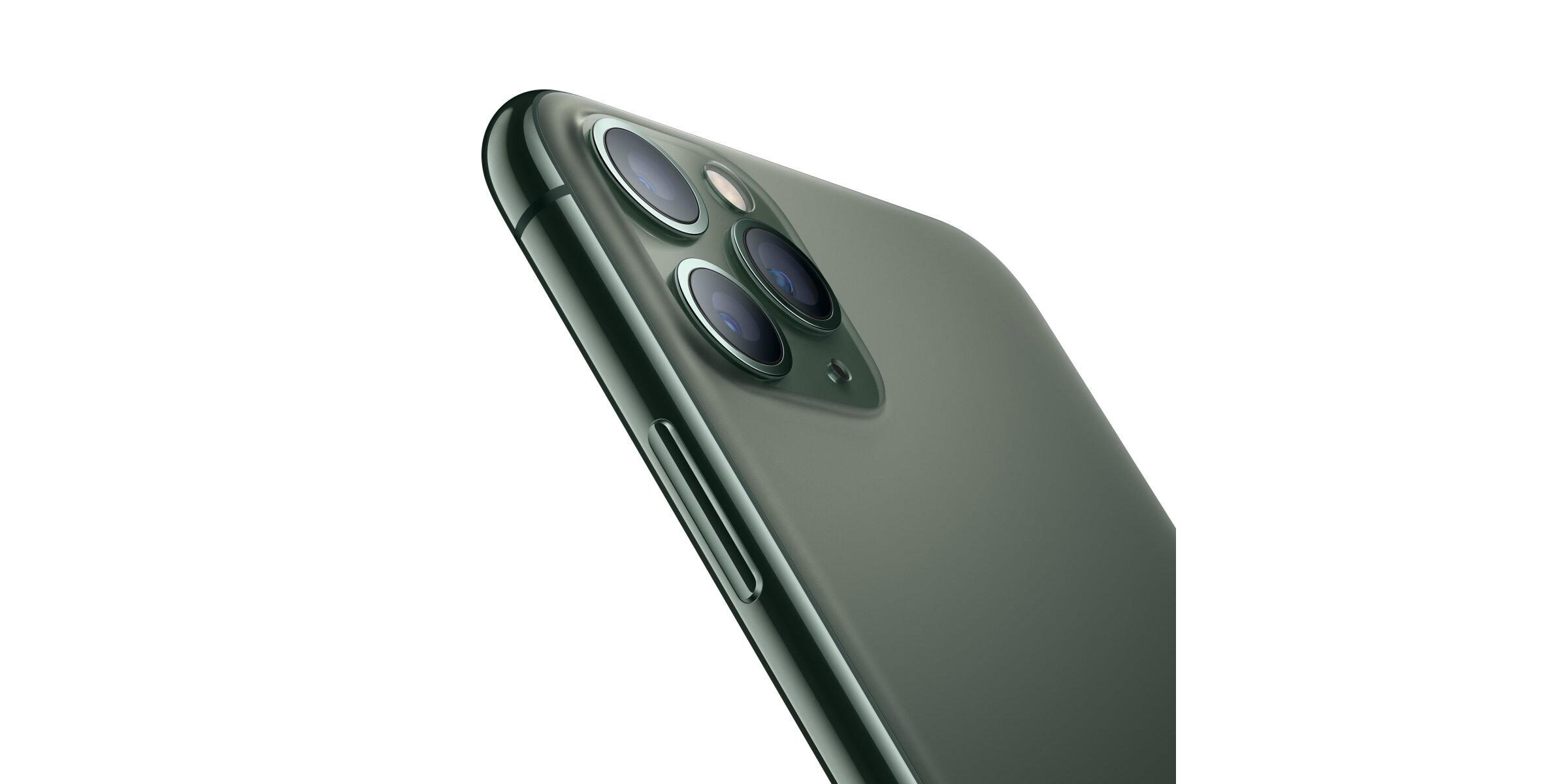 Nahaufnahme eines grünen Smartphones mit Dreifachkamera auf der Rückseite und elegantem matten Finish.