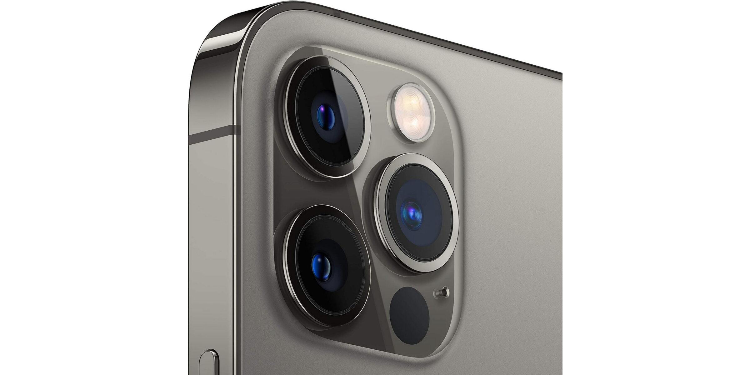 Nahaufnahme der Rückseite eines silbernen iPhones mit Dreifach-Kamera, LED-Blitz und zusätzlichem Sensor.