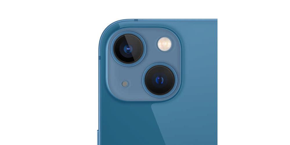 Nahaufnahme der Dual-Kamera eines blauen Apple iPhone 13 mit Blitz und Mikrofon auf der Rückseite.