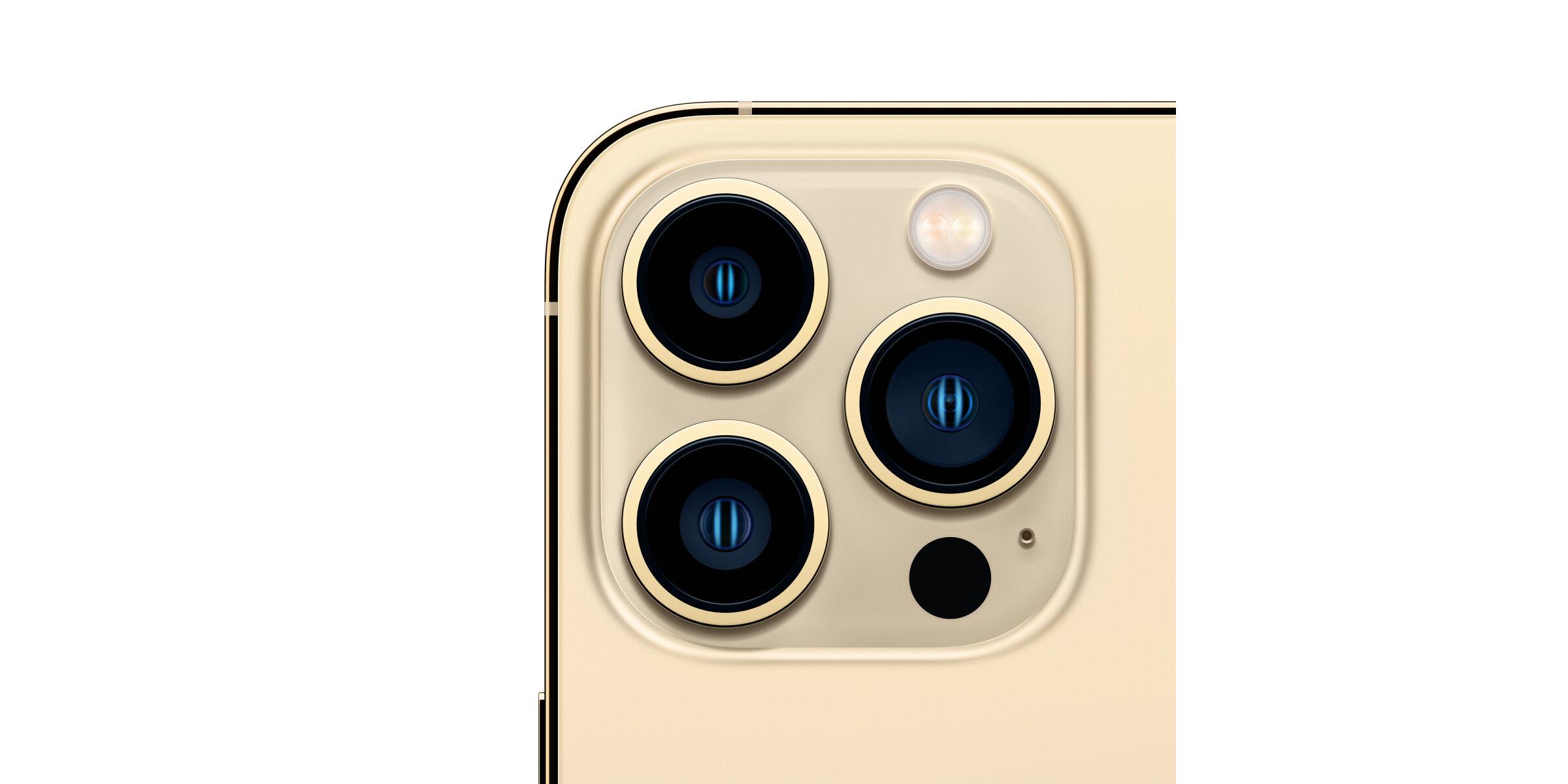 Nahaufnahme der Rückseite eines goldfarbenen iPhones mit Dreifach-Kamera, LED-Blitz und zusätzlichem Sensor.