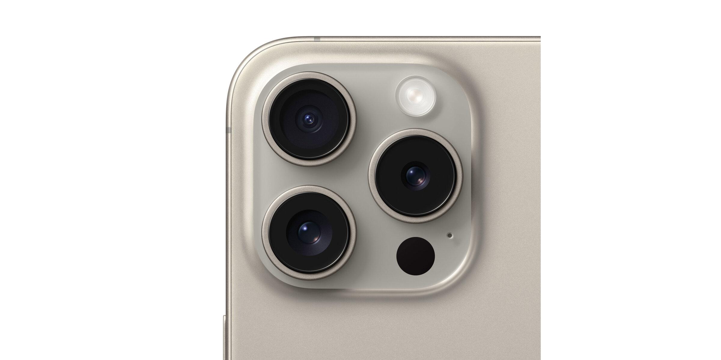 Nahaufnahme des Kamera-Moduls eines modernen Smartphones mit drei großen Linsen, LED-Blitz und zusätzlichem Sensor in einer hellen Gehäusefarbe.